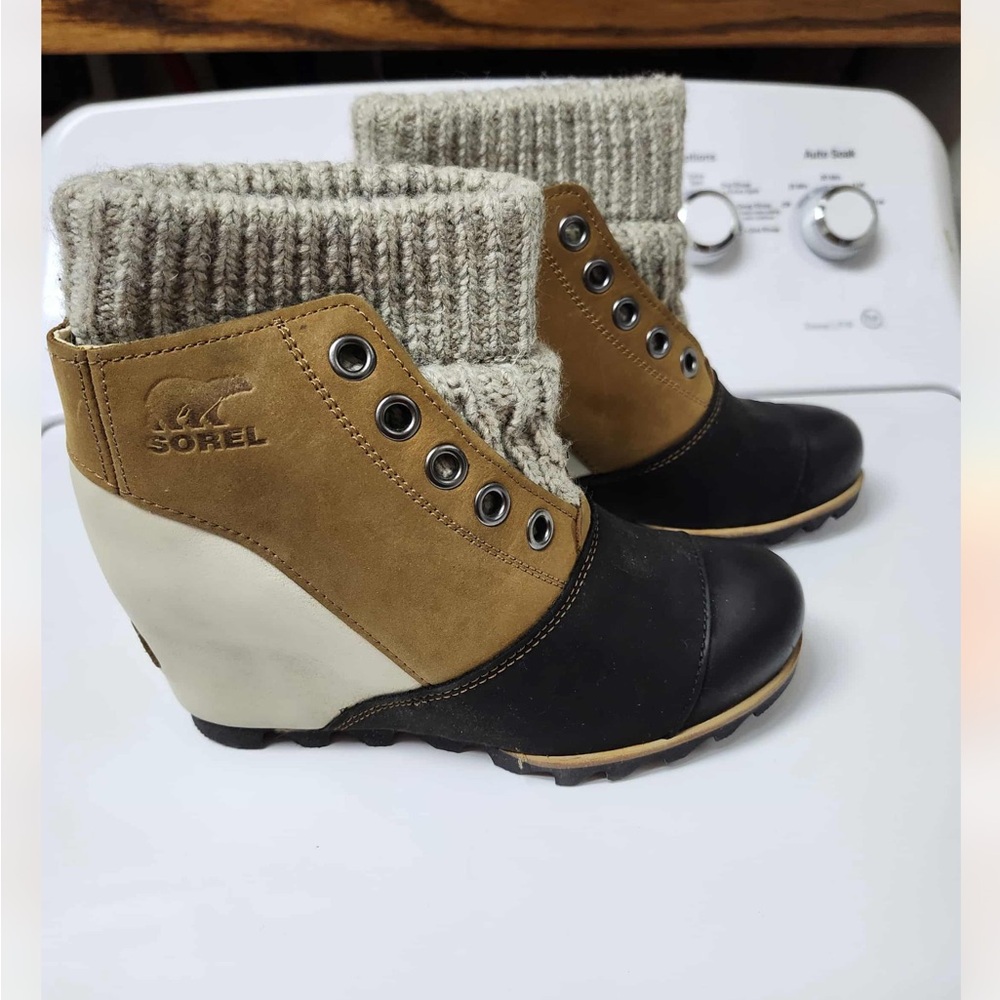 Sorel Women's Black and Tan Wedge Boots